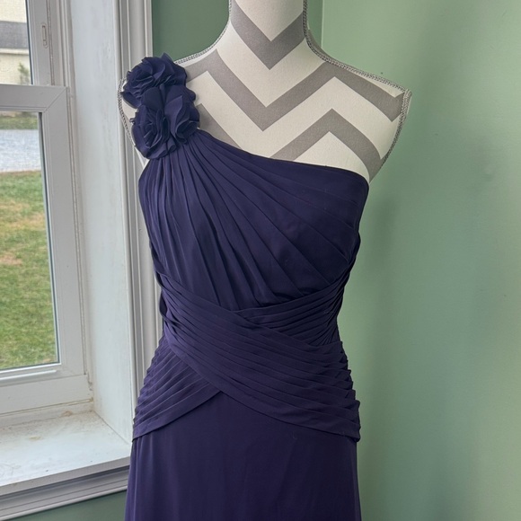 David's Bridal One-Shoulder Gown in Purple size 6 - Picture 3 of 11